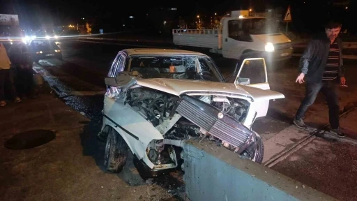 Bariyerlere &ccedil;arpan otomobil s&uuml;r&uuml;c&uuml;s&uuml; kazanın ardından firar etti
