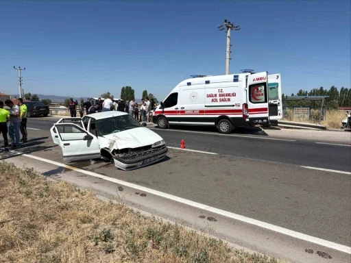 Bariyerlere &ccedil;arpan otomobilde 6 kişi yaralandı
