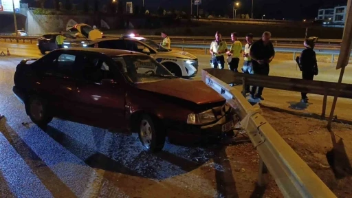 Bariyerlere çarpan sürücü trafik ekiplerine zor anlar yaşattı
