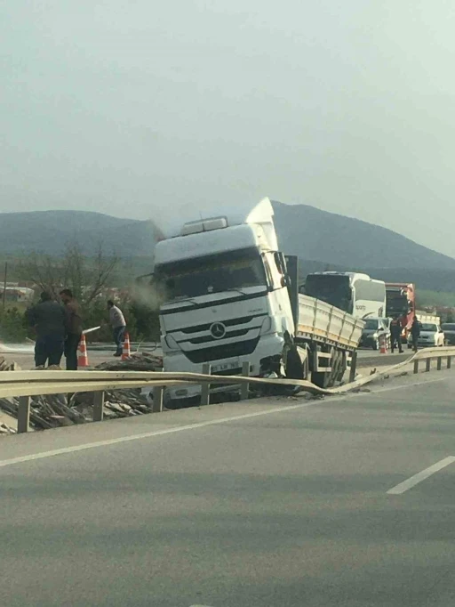 Bariyerlere &ccedil;arpan tırda 2 kişi yaralandı

