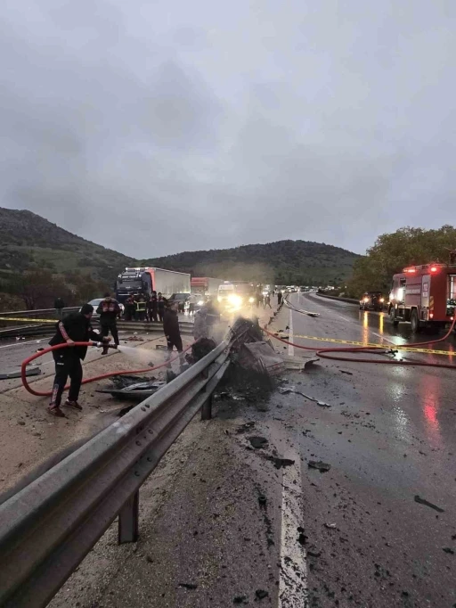 Bariyerlere &ccedil;arparak yanan otomobilin s&uuml;r&uuml;c&uuml;s&uuml; feci şekilde can verdi
