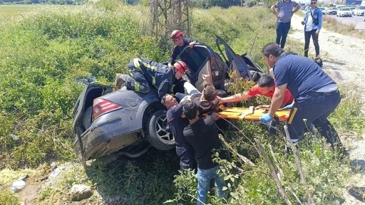 Bariyerlere çarpıp kanala devrildi, ters dönen araçtan sağ kurtuldular
