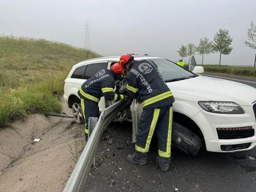 Bariyerlere saplanan l&uuml;ks aracın s&uuml;r&uuml;c&uuml;s&uuml; hayatını kaybetti
