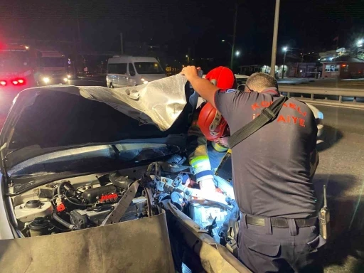 Bariyerlere saplanan otomobilden burnu kanamadan çıktı
