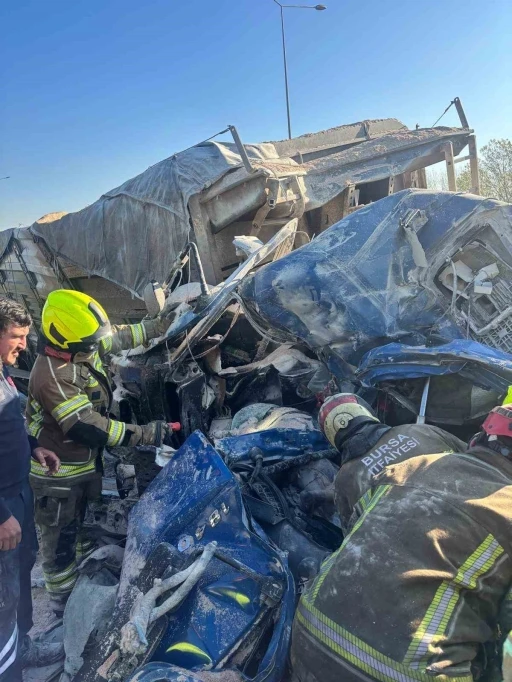 Bariyerlere saplanıp demir yığınına d&ouml;nen kamyon kabininde can pazarı
