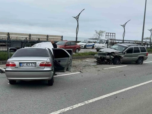 Bariyerleri aşan araç karşı şeride geçti: 2 yaralı
