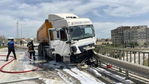 Bariyerleri aşarak ilerleyen kamyon üst geçitten uçmaya ramak kala durdu
