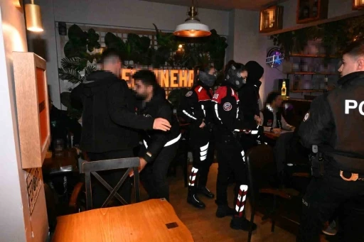 Barlar sokağı abluka altında: 428 kişi sorgulandı

