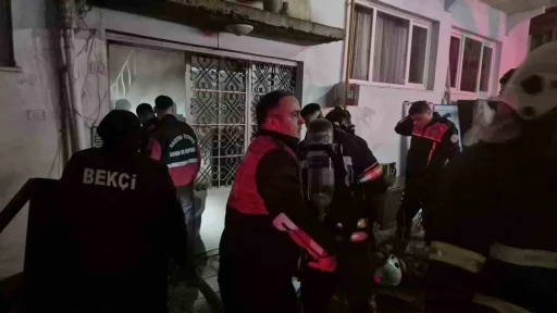Bartın&rsquo;da 4 katlı apartmanda yangın paniği: 2 kişi dumandan etkilendi
