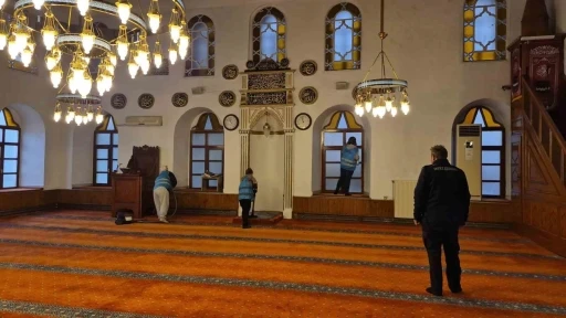 Bartın&rsquo;da camiler kadın h&uuml;k&uuml;ml&uuml;ler tarafından temizleniyor
