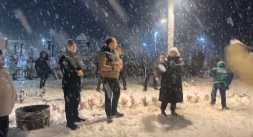 Bartın&rsquo;da il&ccedil;e protokol&uuml; vatandaşlarla kartopu oynadı
