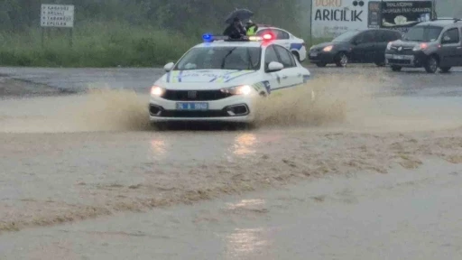 Bartın&rsquo;da ırmak taştı, kara yolunu su bastı
