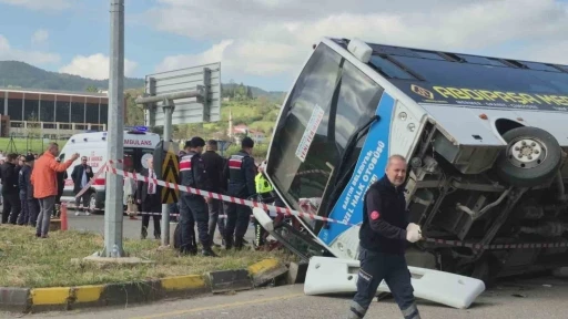 Bartın&rsquo;da korkutan kaza: &Ouml;ğrencileri taşıyan otob&uuml;s otomobile &ccedil;arptı

