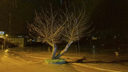 Bartın&rsquo;da sağanak ve dolu yağışı ırmağı taşırdı

