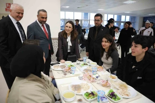Bartın protokol&uuml; &uuml;niversite &ouml;ğrencileriyle iftarda buluştu
