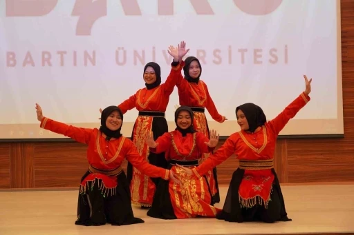 BAR&Uuml;&rsquo;de farklı k&uuml;lt&uuml;rler bir araya geldi
