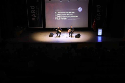 BAR&Uuml;&rsquo;de "Akademik Giysi ve Akademik Performans &Ouml;d&uuml;l T&ouml;reni" ger&ccedil;ekleştirildi
