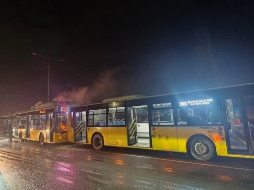 Başakşehir&rsquo;de 3 İETT otob&uuml;s&uuml; kazaya karıştı: Yaralılar var
