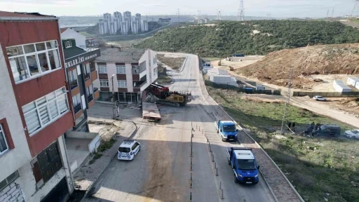 Başakşehir&rsquo;de binaya saplanan vinci &ccedil;ıkarma &ccedil;alışmaları 28. saate girdi
