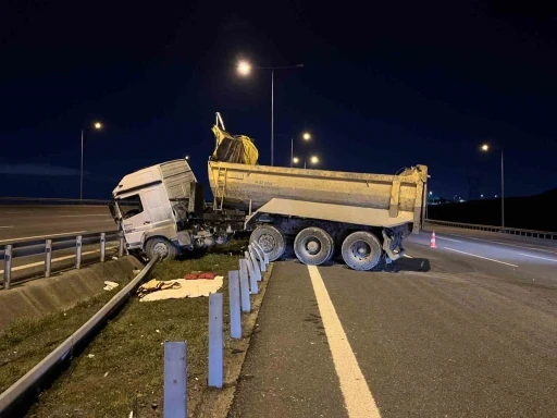 Başakşehir&rsquo;de hafriyat kamyonu bariyere girdi: 1 ağır yaralı
