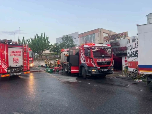 Başakşehir&rsquo;de parf&uuml;m imalatı tesisinde &ccedil;ıkan yangın 8. saatinde s&ouml;nd&uuml;r&uuml;ld&uuml;
