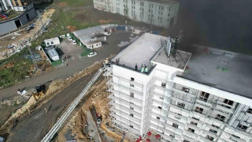 Başakşehir&rsquo;de şantiyede korkutan yangın: İş&ccedil;iler &ccedil;atıya sığındı
