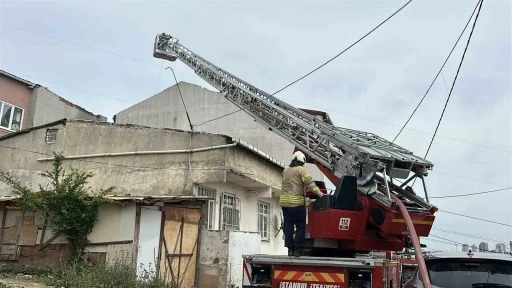 Başakşehir’de tadilat yapılan çatı alev alev yandı
