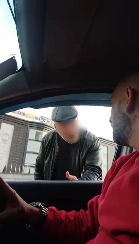 Başakşehir’de taksi sürücüsün yolcu kavgası kamerada
