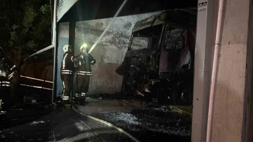 Başakşehir&rsquo;de tamirhanedeki tırda yangın &ccedil;ıktı
