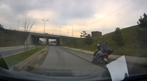 Başakşehir&rsquo;de yarım bırakılan yol &ccedil;alışması kazaya neden oldu
