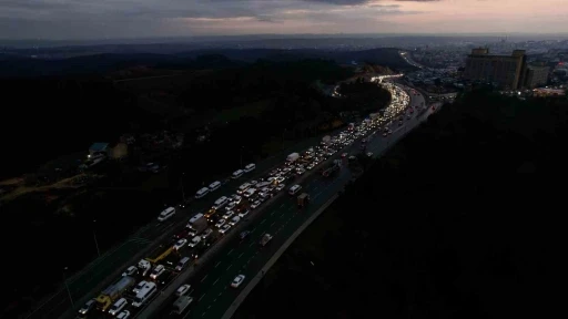 Başakşehir&rsquo;de zincirleme kaza sonrası oluşan trafik yoğunluğu havadan g&ouml;r&uuml;nt&uuml;lendi
