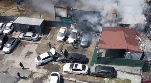 Başakşehir’deki yangından araçları ve kurbanlıkları böyle kurtarmaya çalıştılar
