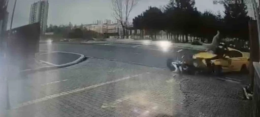 Başakşehir Kayaşehir&rsquo;de taksi ile motosiklet kafa kafaya &ccedil;arpıştı
