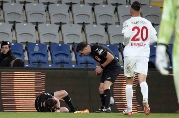 Başakşehir-Pendikspor maçında yardımcı hakem Cemil Tunç sakatlandı
