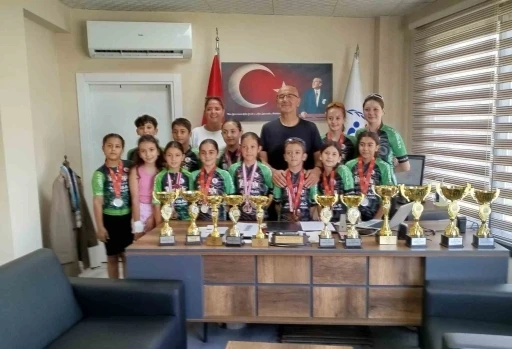 Başarılı bisikletçilerden ilçe müdürüne ziyaret
