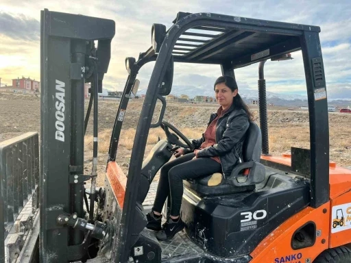 Başarılı forklift operat&ouml;r&uuml; Kardelen İlgen&rsquo;den; kadınlara "cesur olun" &ccedil;ağırısı
