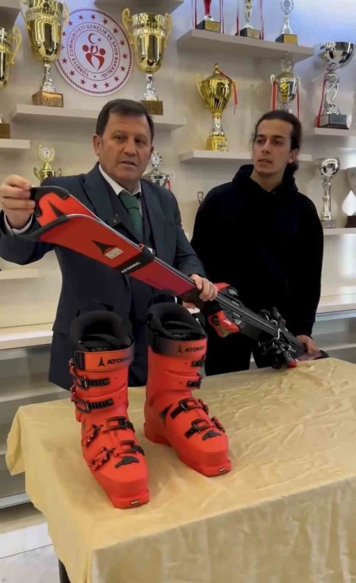 Başarılı sporcuya malzeme desteği
