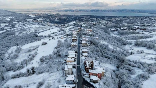 Başiskele&rsquo;de karla m&uuml;cadele &ccedil;alışmaları s&uuml;r&uuml;yor
