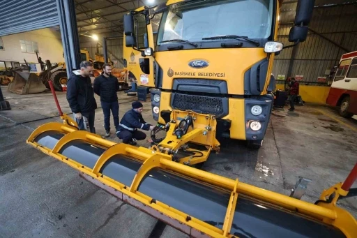 Başiskele&rsquo;de karla m&uuml;cadele ekipleri &ccedil;alışmalarını tamamladı
