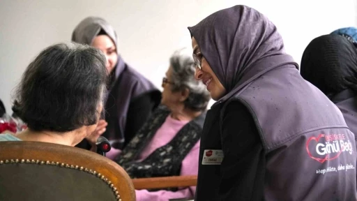 Başiskele&rsquo;de "G&ouml;n&uuml;l Bağı" g&ouml;n&uuml;ll&uuml;leri huzurevi sakinleriyle buluştu
