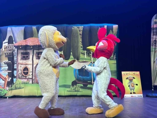 Başiskele&rsquo;de yarıyıl tatilindeki &ccedil;ocuklar "Kuzucuk" m&uuml;zikalini izledi
