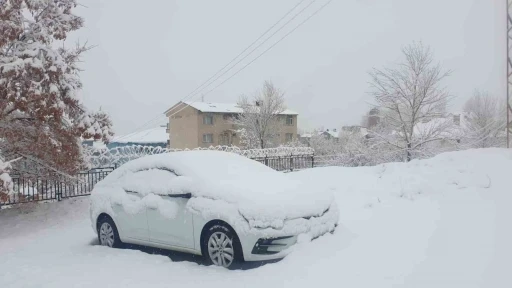 Başkale’de araçlar kara gömüldü: 11 yerleşim yerinin yolu ulaşıma kapandı
