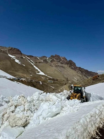 Başkale’de kar nedeniyle 5 aydır kapalı olan yol ulaşıma açıldı
