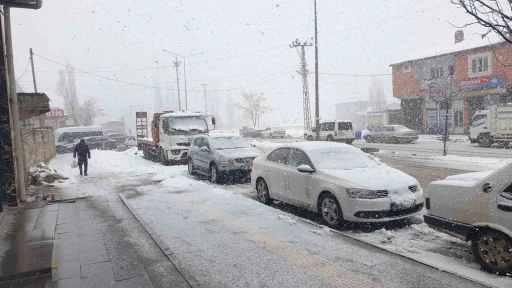 Başkale&rsquo;de kar yağışı
