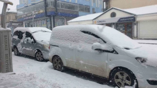 Başkale&rsquo;de kar yağışı
