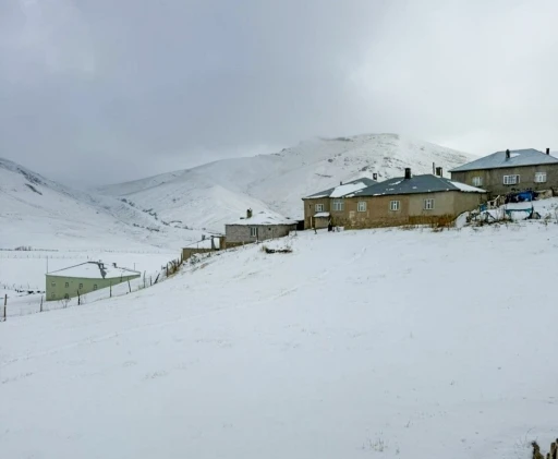 Başkale’de kar yağışı etkili oldu
