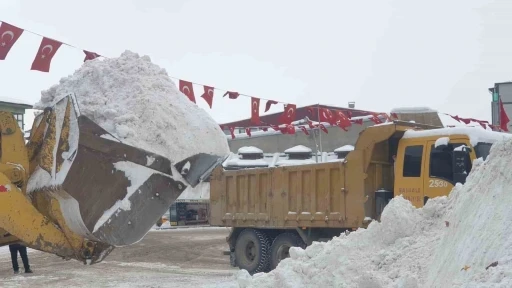 Başkale&rsquo;de kış sert ge&ccedil;iyor, kar yığınları kamyonlarla il&ccedil;e dışına taşınıyor
