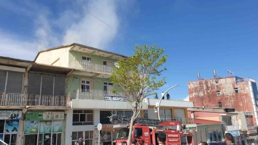 Başkale’de mühürlü otelin çatısında yangın paniği
