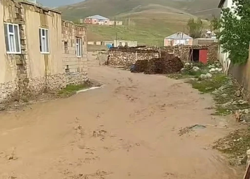 Başkale&rsquo;de sağanak sonucu sel meydana geldi
