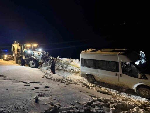 Başkale&rsquo;de yoldan &ccedil;ıkan minib&uuml;s kara saplandı
